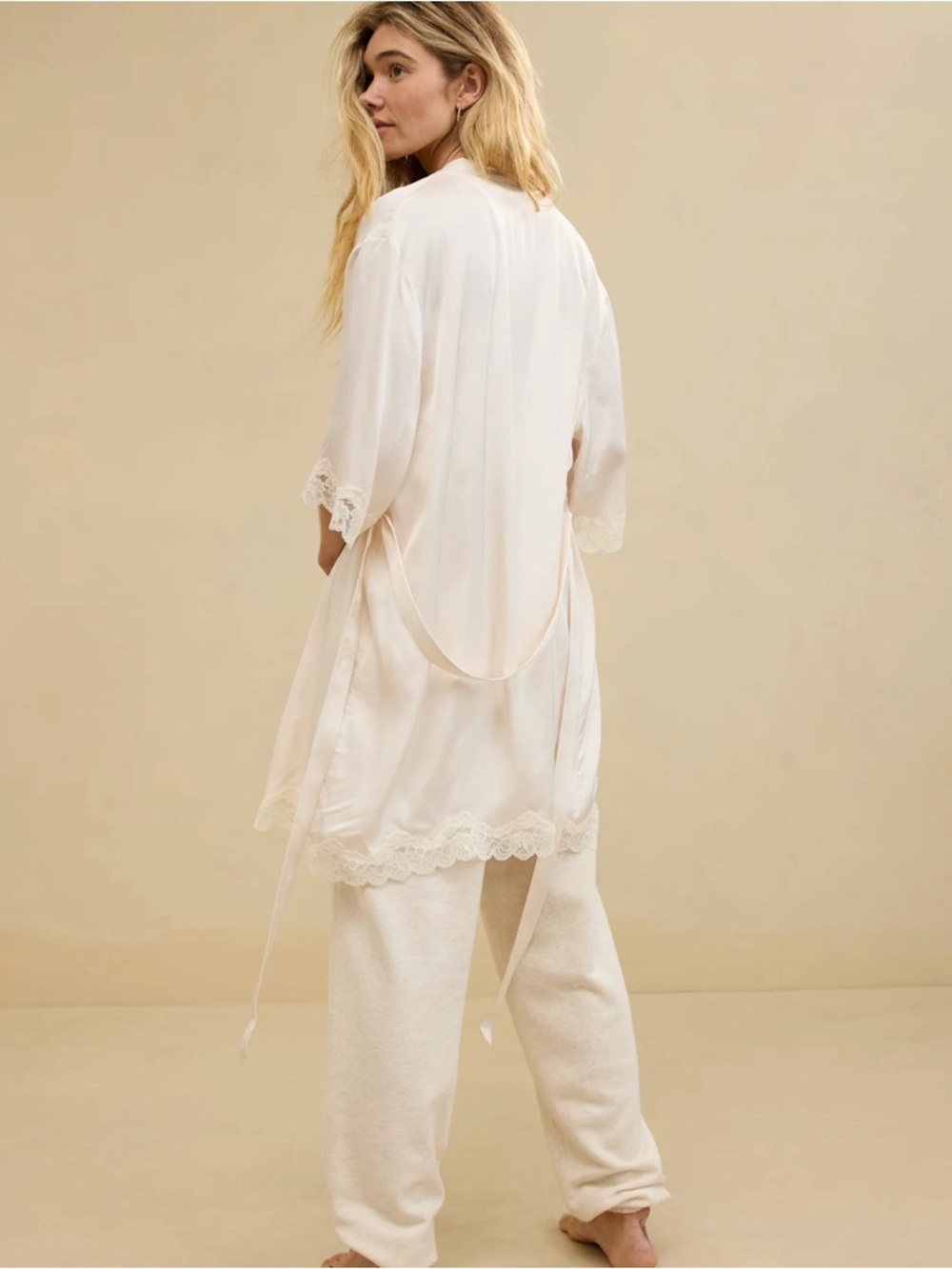 Aerie Off-Duty Satin Robe in cream size medium NWT - Picture 2 of 13